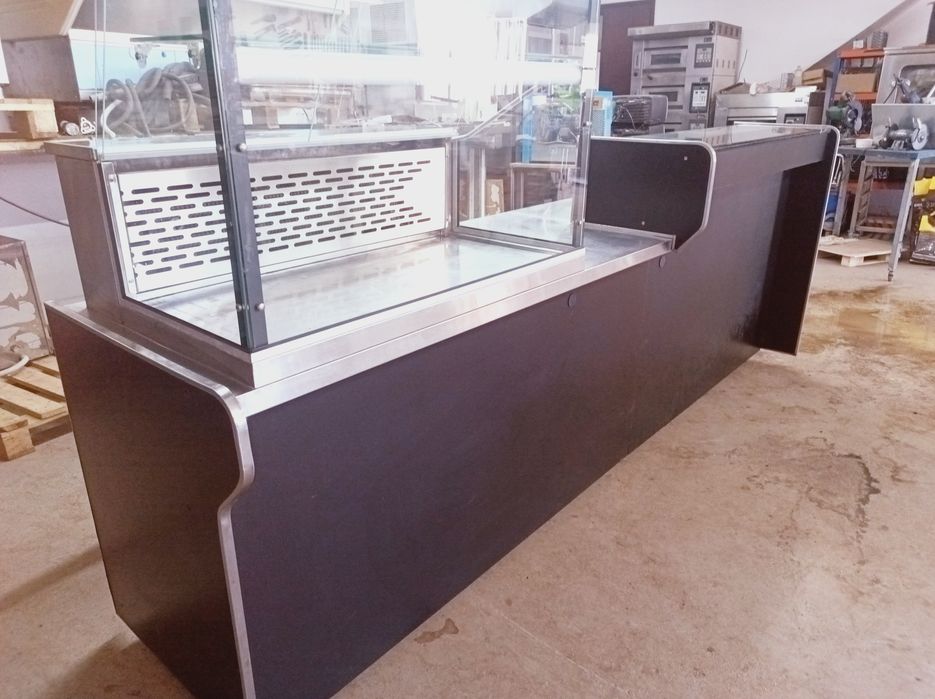 Balcão refrigerado com vitrine e covetes