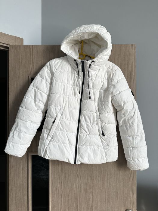 Теплая куртка белого цвета