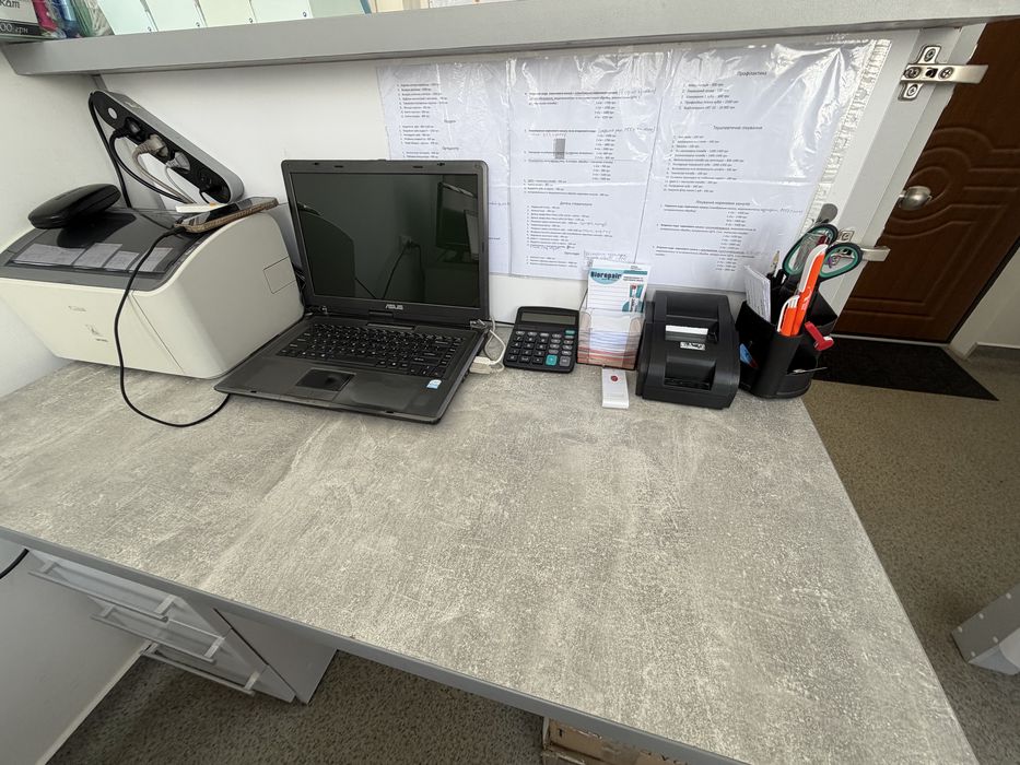 Рецепція з перегородкою та столом