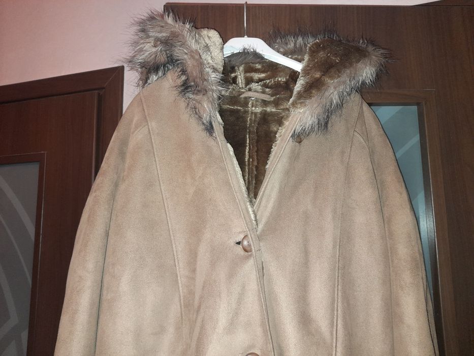 Płaszcz damski z futrzanym kapturem 43-44 (XL)