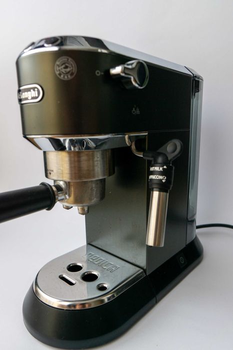 DeLonghi Dedica EC685.BK - ekspres kolbowy ze spieniaczem mleka
