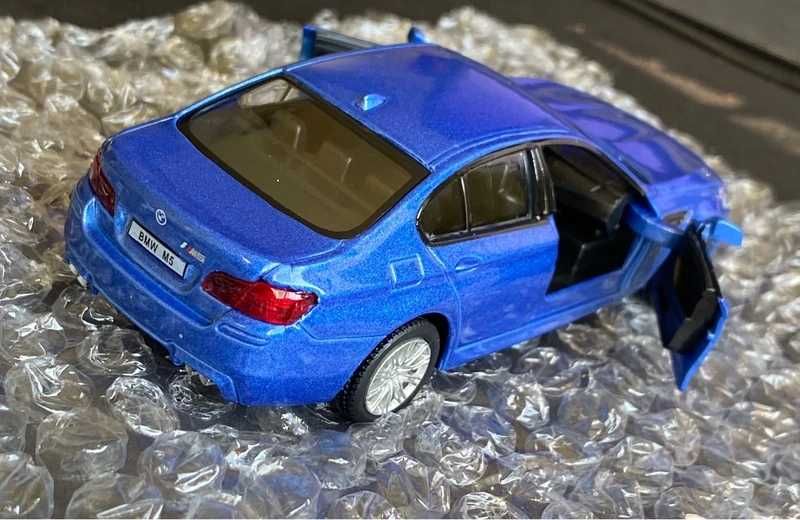 Model BMW M5 F10 (Niebieski) - 1:32 Otwierane Drzwi Napęd Pull-Back!