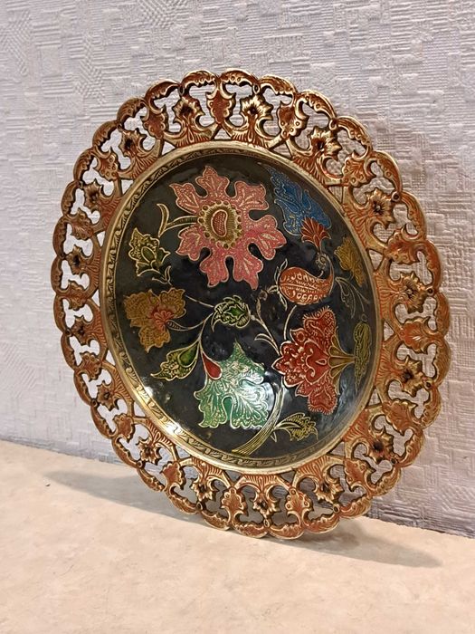 Бронзовая красивая ваза, для украшений - латунь, эмаль.