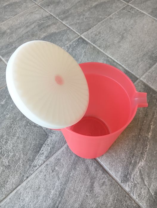 3-liter plastic pitcher (Tupperware)447424101362575361