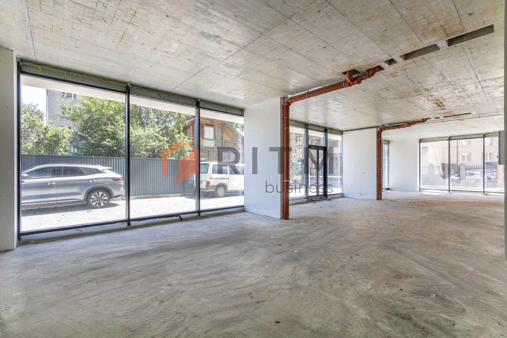 Оренда фасадного приміщення 158 м² у центрі