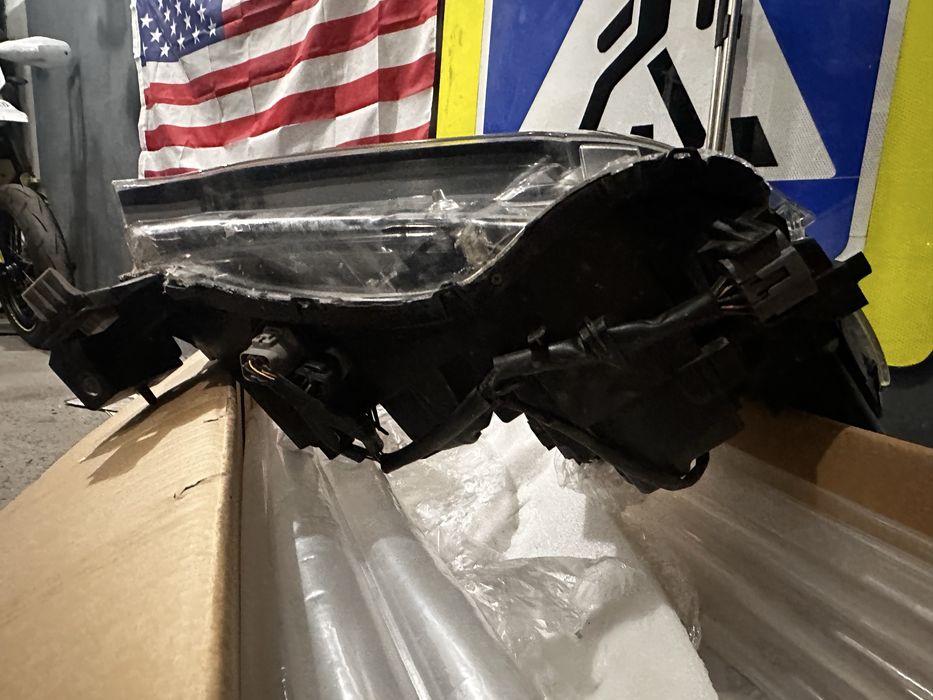 Продам пару оригинальных фар на Mazda Cx5 2018 адаптивные