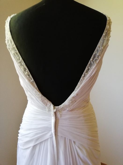 Piękna suknia ślubna z wyciętymi plecami