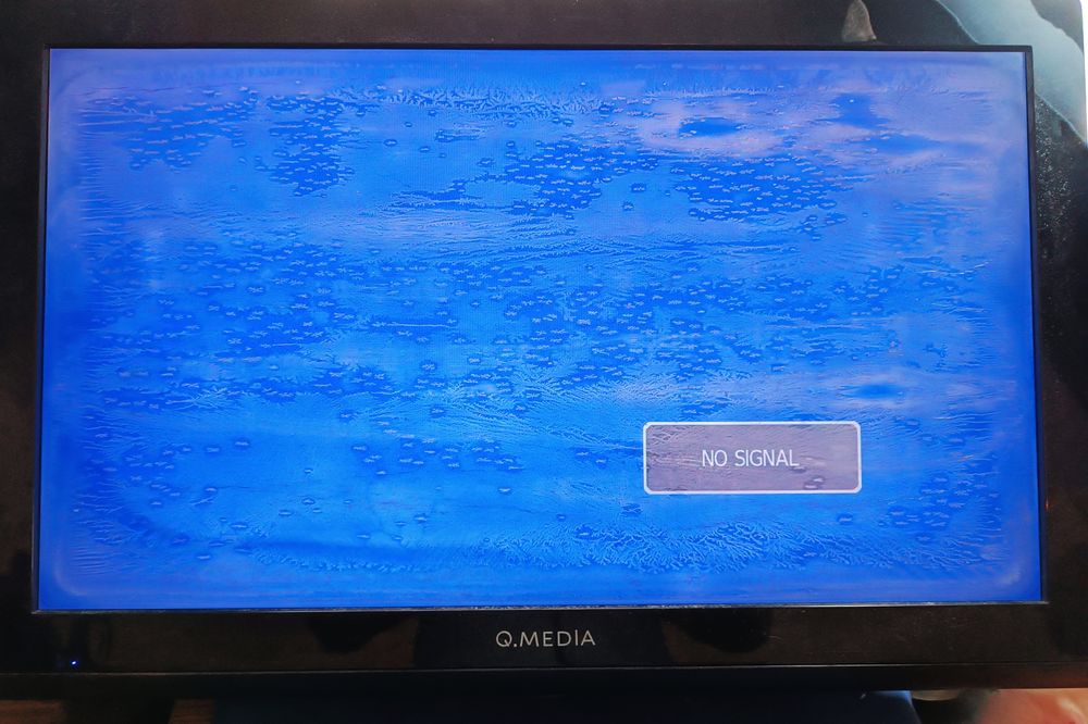 TV QMedia 32" - funcional, para peças