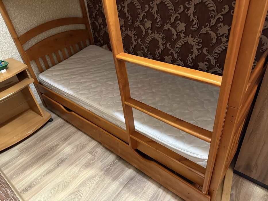Продається двухповерхове ліжко   разом з матрасами