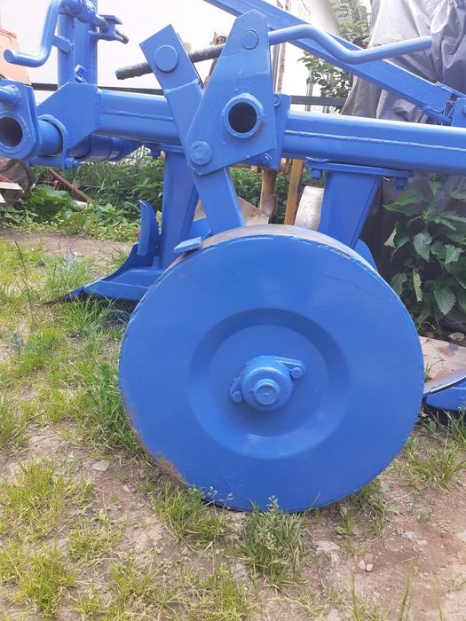 Тракторний плуг трохкорпусний