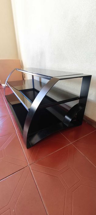 Móvel de TV em ferro e vidro