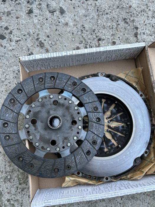 Комплект сцепления Renault 302058134R