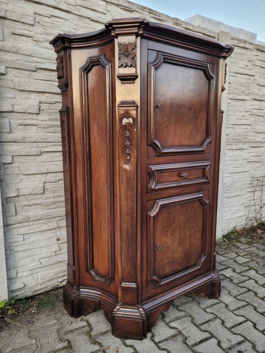 Dębowa szafa-bielizniarka.