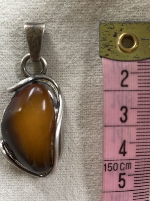 Srebrny wisior z bursztynem