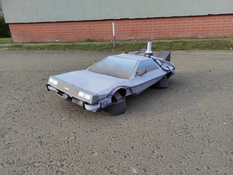 DeLorean model papierowy