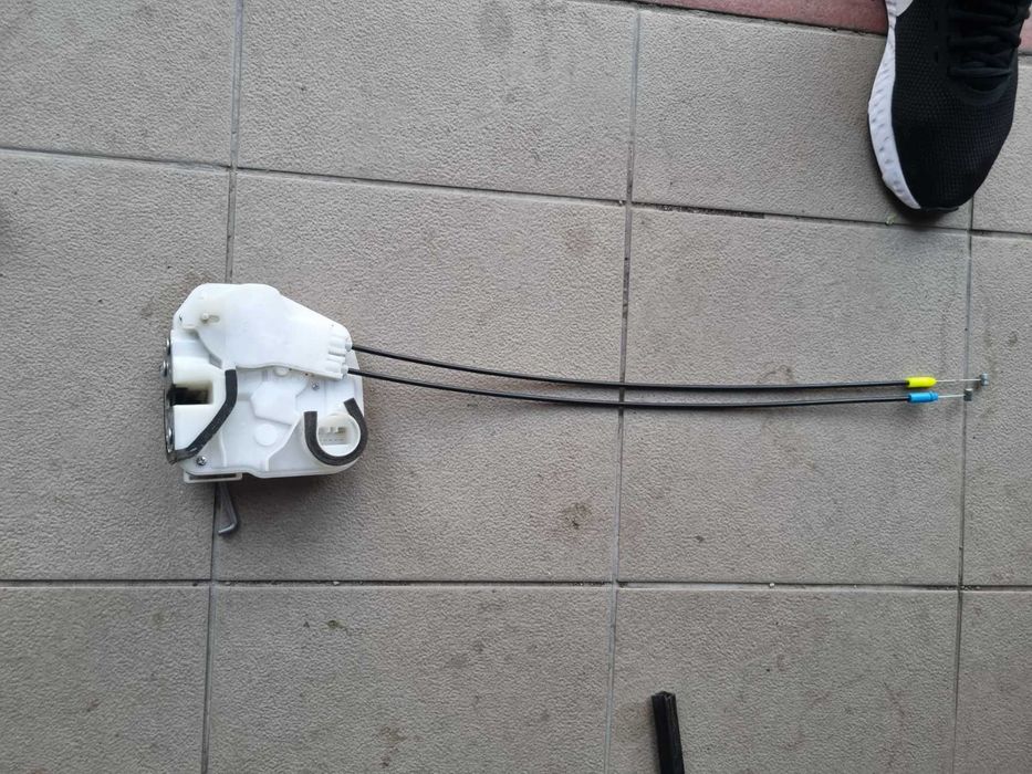 Замок правої задньої двері mitsubishi outlander