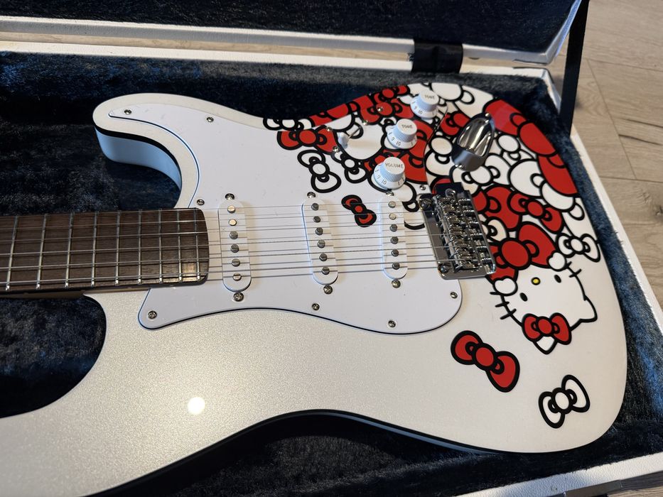 Fender Hello Kitty Stratocaster wersja Japońska unikat