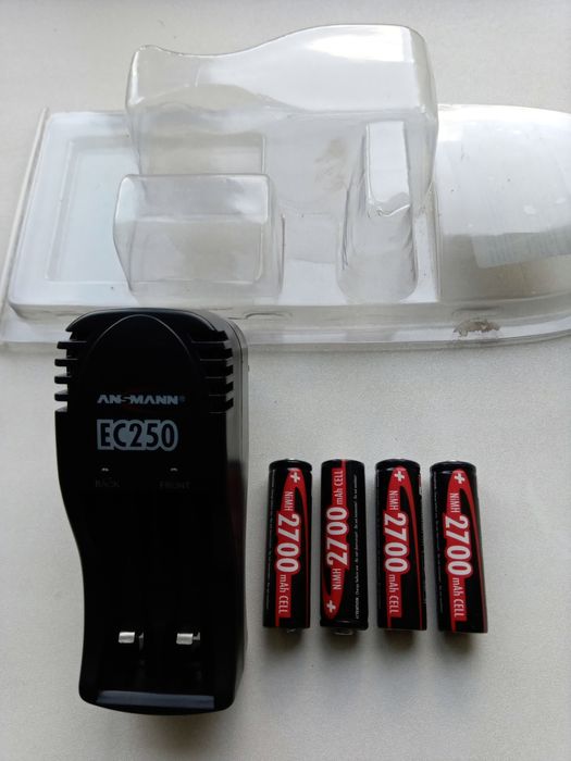 Зарядний блок на 4 батарейки 2700 mAh. Новий в упаковці!