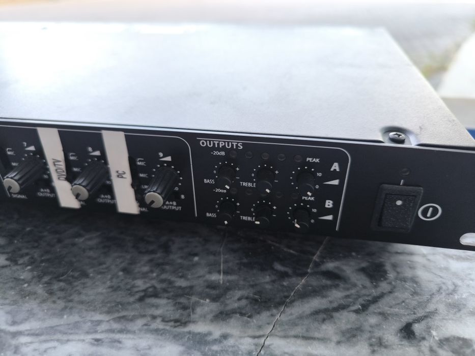 Pré-amplificador / Misturador Profissional RCF PR 4092 (9 Canais - Rack 1U)