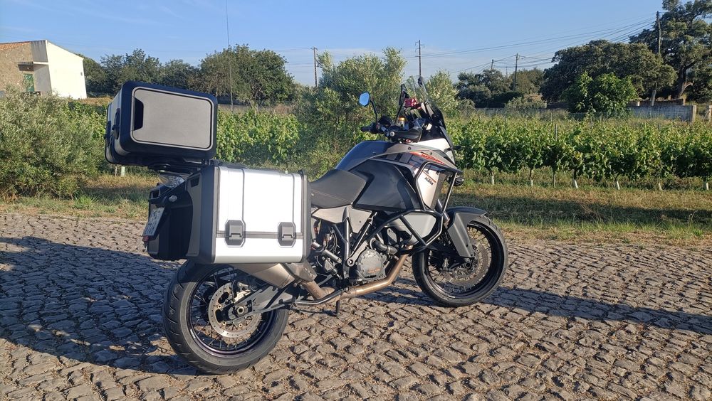 KTM 1190 Adventure 2015
Full extras
3 malas originais
Saco