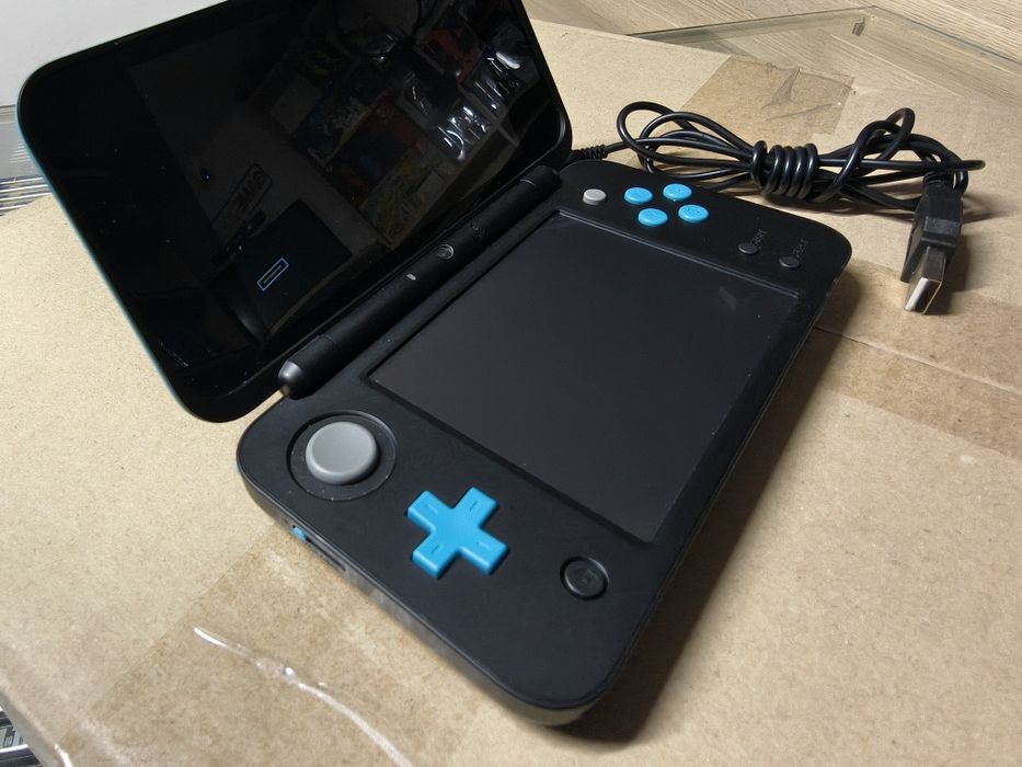 Konsola New Nintendo 2ds XL czarno-niebieska.