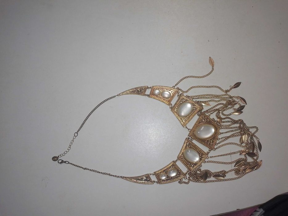 Colar curto dourado