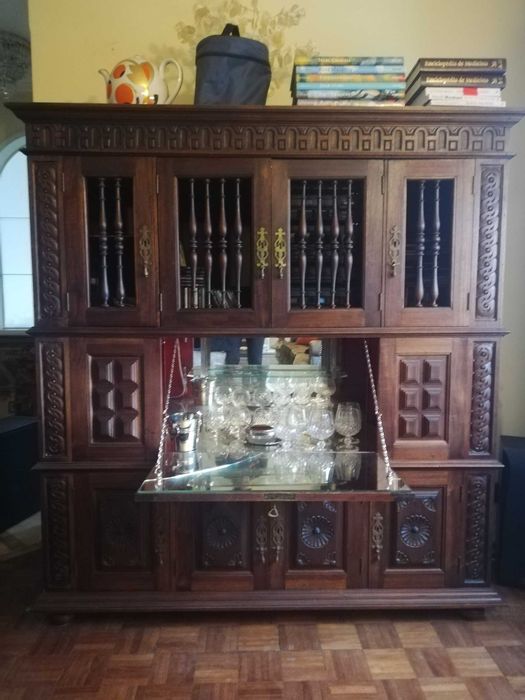 Armário esculpido madeira maciça estilo séc XVII