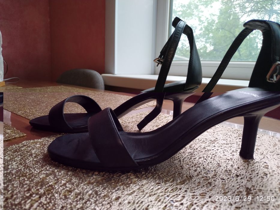 Кожаный босоножки 39 размер.