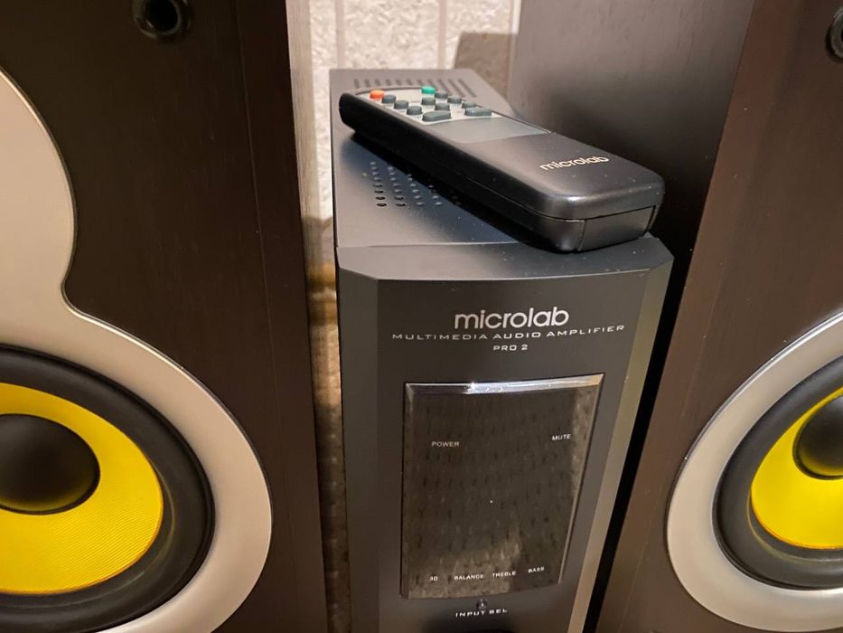 Акустика, колонки microlab pro 2 и sven nf-11 около hi-fi, мониторы
