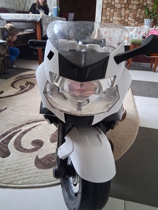 Мотоцикл BMW на акумуляторі,зарядне є