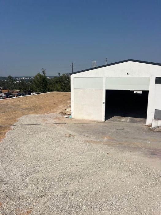 Armazém Industrial Arrendamento 600m com logradouro 4000m Leiria