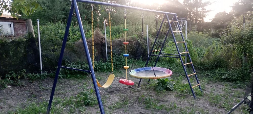 Plac zabaw. Huśtawki