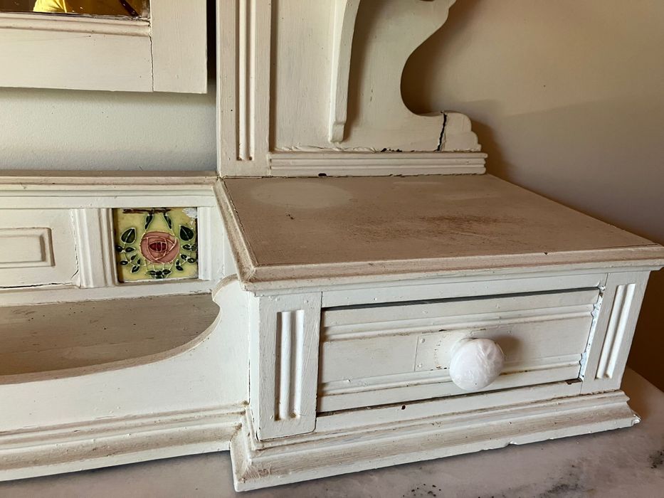 Cómoda camiseiro com alçado