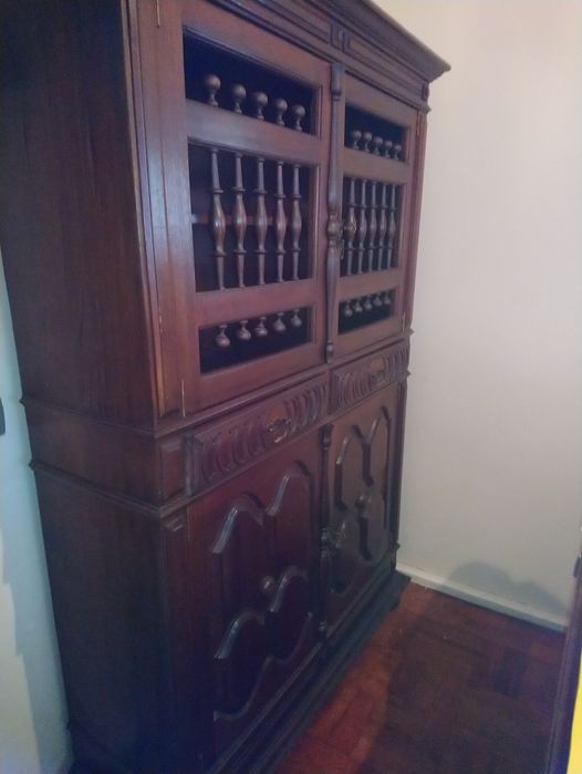 dois móveis louceiros