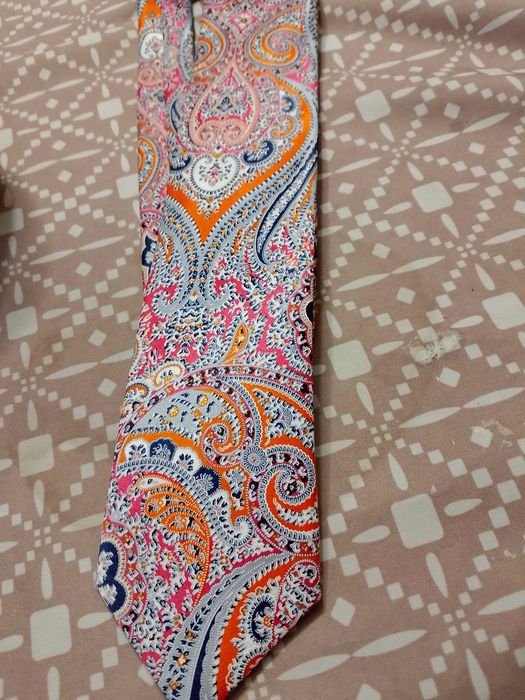 nowy krawat jedwabny