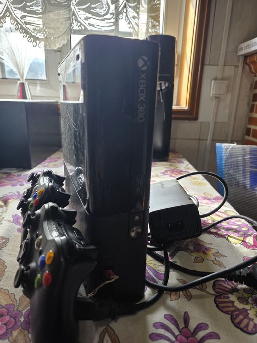 Xbox 360 slim com comandos