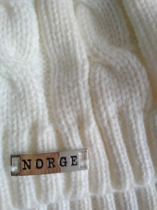 Norge Biała czapka w warkocze rozm.54-58