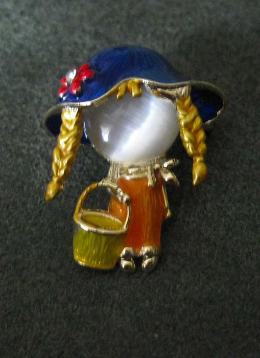 Alfinete / Broche / Pregadeira Menina de Chapeu e Balde NOVO