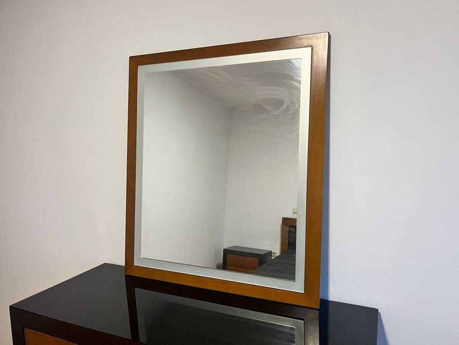 Quarto Completo – Cama, Cómoda, Mesas de Cabeceira e espelho