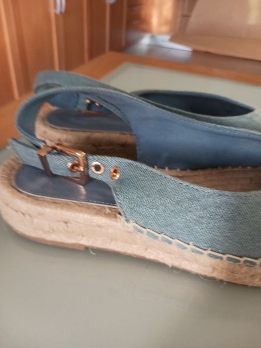 Alpercatas abertas atrás compensadas