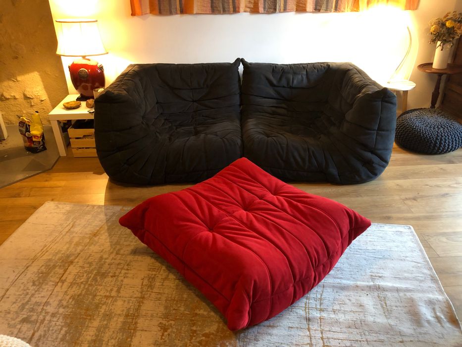 Cadeirões Togo cinza + pouf vermelho