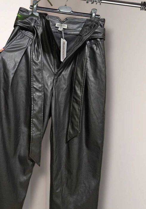 Черные брюки с защипами из эко кожи утепленные Warehouse