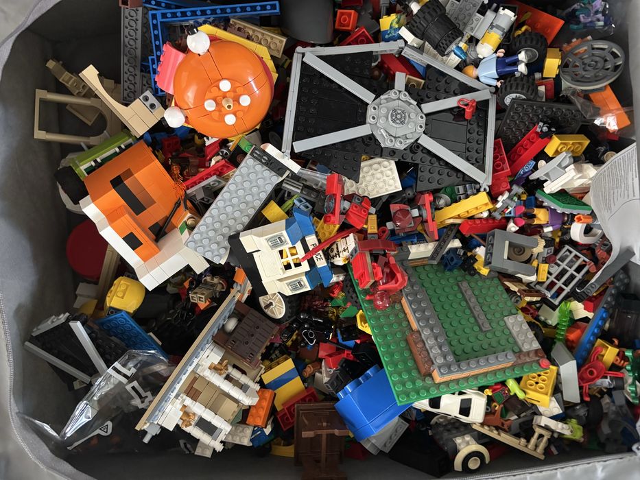 Legos diversos 15 kg de lego, todos fazem parte de conjuntos com livros par construcao associados. 20€/kg