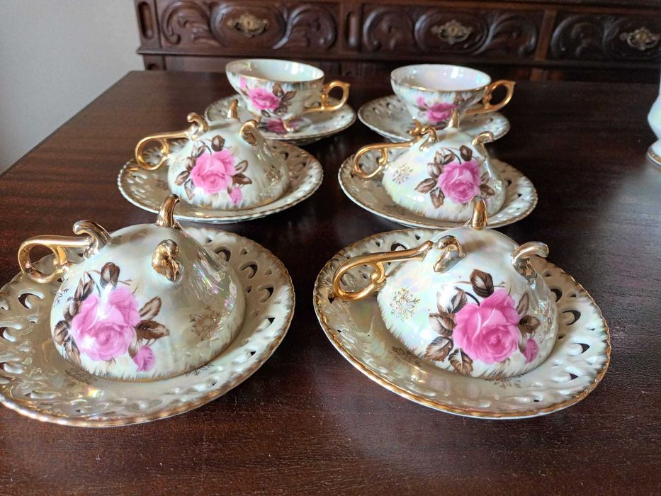 Serviço de chá em porcelana com pratos de bolo