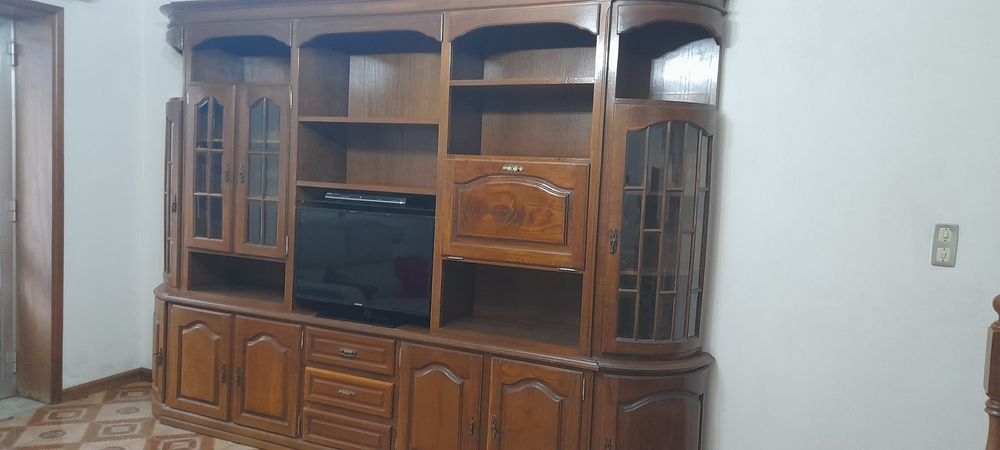 Móvel de sala, com cristaleira, bom estado