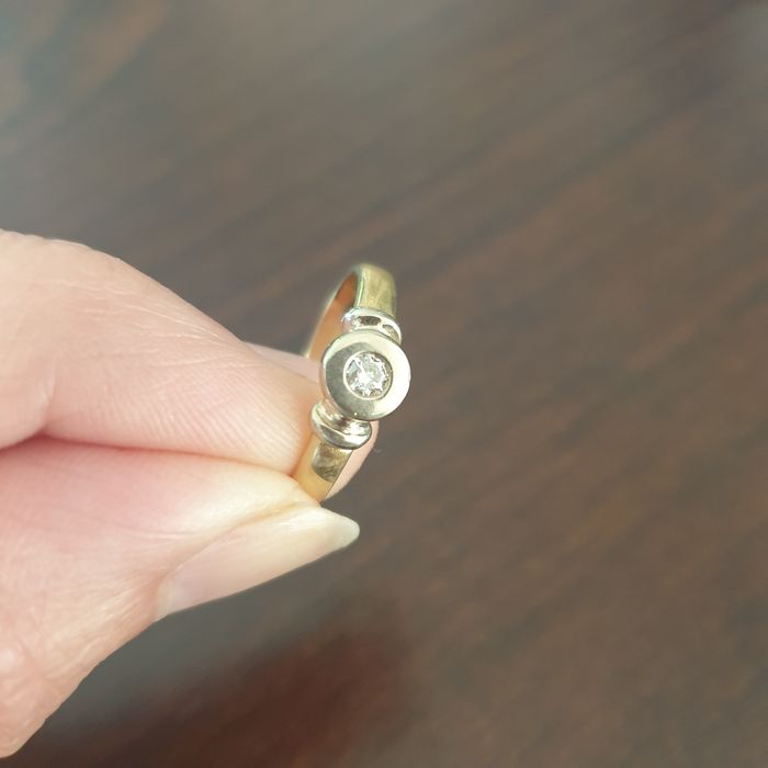 Pierścionek z brylantem