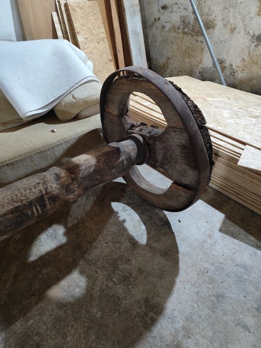 Rodas e eixo de carro de bois