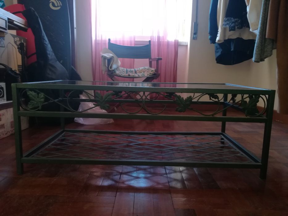 Mesa  em ferro verde com tampo de vidro