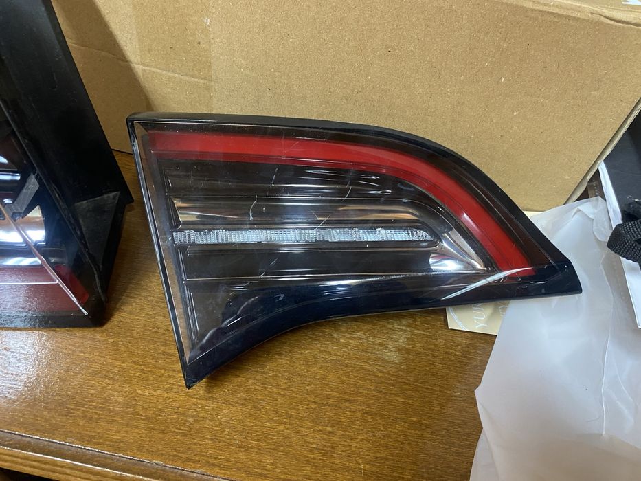 Фонарь (фара)  задній лівий Trsla Y 2023 року (4 pin) Америка