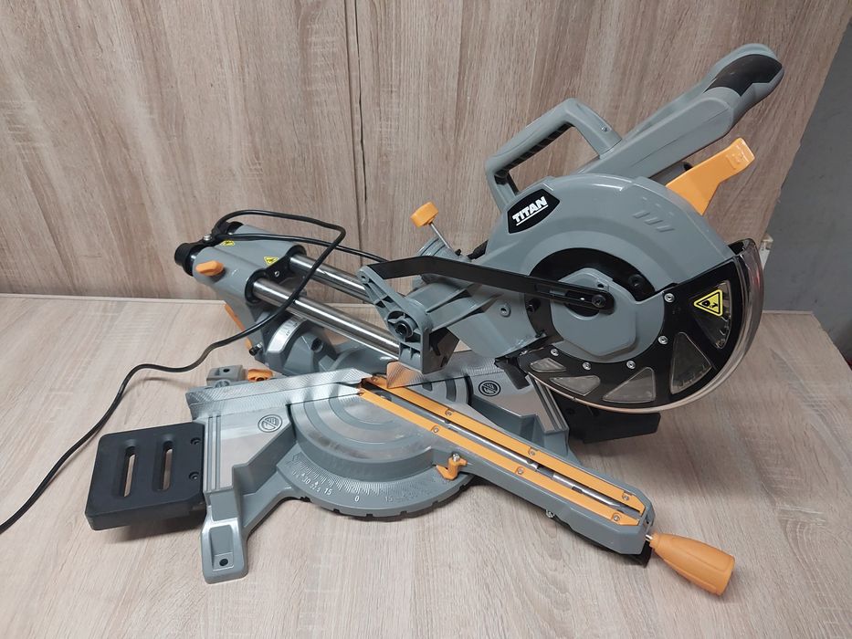 elektryczna ukośnica titan 210 mm ttb794msw 240 v stan bdb